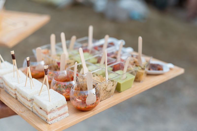 un événement d'entreprise avec la présentation d'un plateau de pièces cocktails