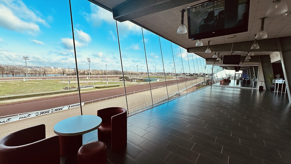 salle de réception avec une vue sur l'hippodrome de lyon carré de soie